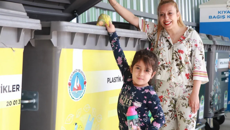 Çiftlikköylü minikler Elele Boyama Atölyesinde