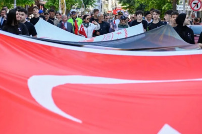 Öğrenciler Türk bayraklarıyla yürüdü