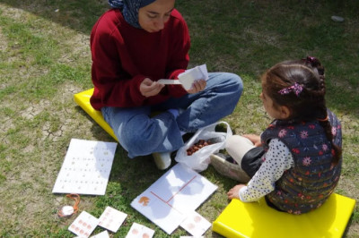 Minik öğrencilere doğada harita okuma eğitimi