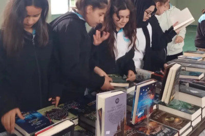 Yalova Hüdaverdi Ortaokulu'nda kitap fuarına öğrencilerden yoğun ilgi