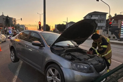Altınova’da otomobil demir bariyerlere çarptı