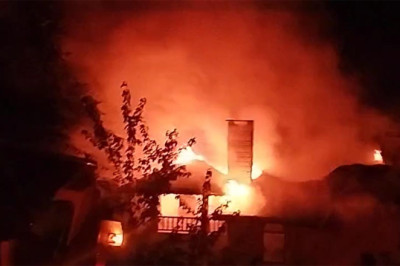 Mangal ateşi 3 katlı binayı yaktı