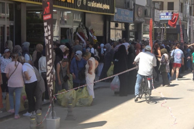 Yalova'da Mağaza Açılışında İndirim İzdihamı