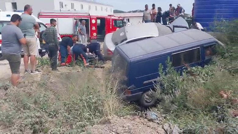Yalova'da Otomobil Minibüsle Çarpıştı: 3 Yaralı