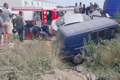 Yalova'da Otomobil Minibüsle Çarpıştı: 3 Yaralı