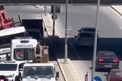 Yalova'da Vinç Alt Geçitte Sıkıştı