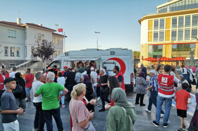 Vali Kaya Aşure Dağıttı