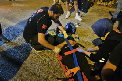 Kafası Tırın Altına Girdi Kaskı Hayatını Kurtardı