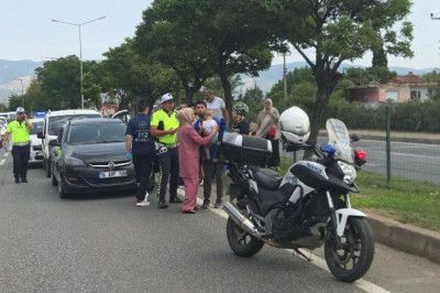 3 otomobil bir birine girdi, 1 bebek ve çocuk yaralandı