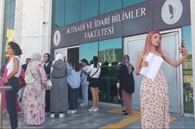 Yalova'da trafik kazası nedeniyle onlarca öğrenci AÖF sınavına geç kaldı