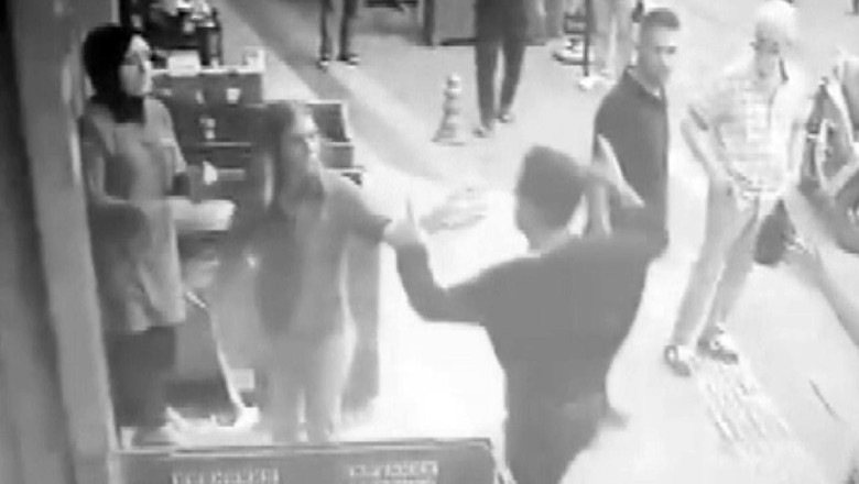 Eski Kız Arkadaşına Çalıştığı Markette Saldırdı, Ayırmak İsteyen Bir Kişiyi de Bıçakladı