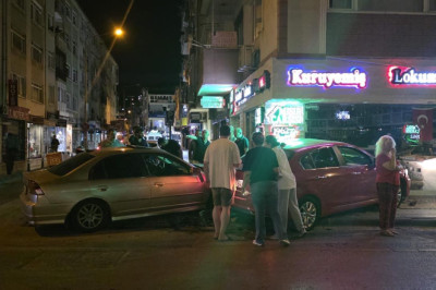 Yalova'da Çarpışan İki Otomobil Kuruyemiş Dükkanına Girdi