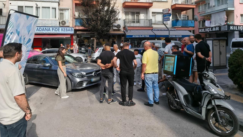 Yalova’da Ters Yönden Gelen Kurye İki Aracın Arasına Sıkıştı