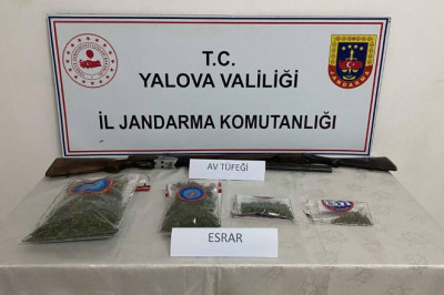 Çınarcık’ta Uyuşturucu Operasyonu: Evinde Esrar ve Tüfek Ele Geçirildi