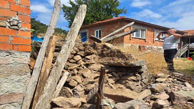 Balıkesir’de 4.9 büyüklüğünde depremde 2 metruk evde çökmeler meydana geldi