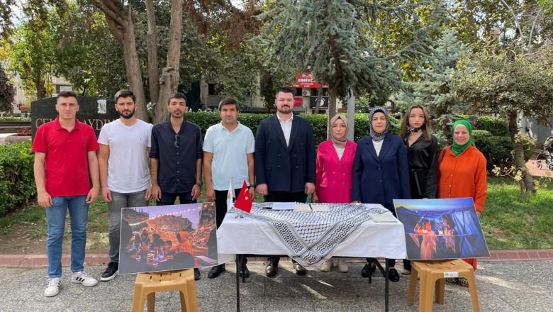 AK Gençlik, Gazze’deki Masum Çocuklar İçin Yalova’da Boş Sıraların Başında Sessiz Eylem Yaptı