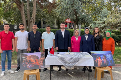 AK Gençlik, Gazze’deki Masum Çocuklar İçin Yalova’da Boş Sıraların Başında Sessiz Eylem Yaptı