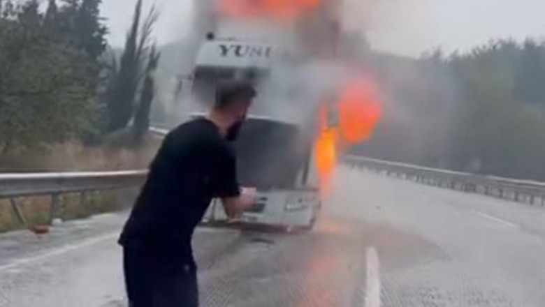 Seyir Halindeki Tır Alev Alev Yandı