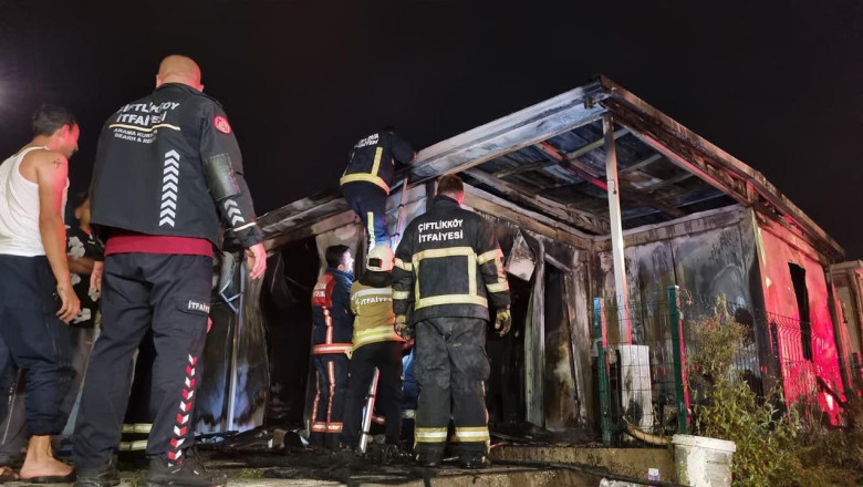 Yalova’da Konteyner Kentte Yangın: Bir Konteyner Küle Döndü