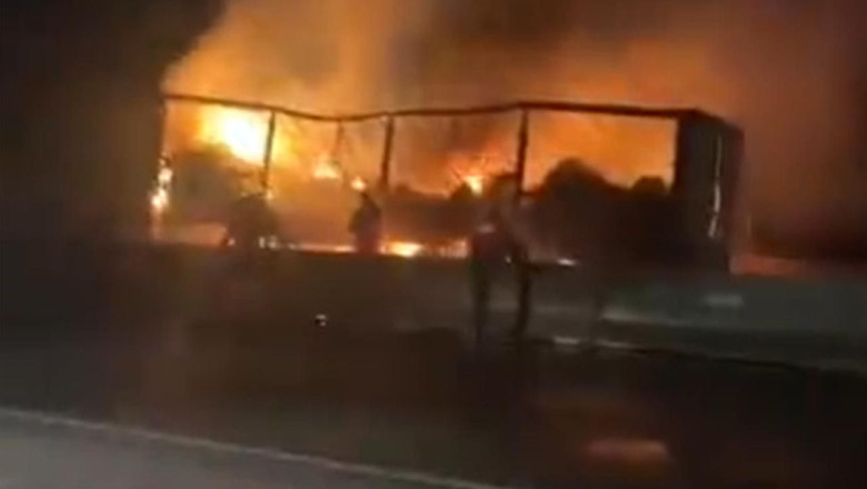 Yalova'da Seyir Halindeki Tır Alevlere Teslim Oldu