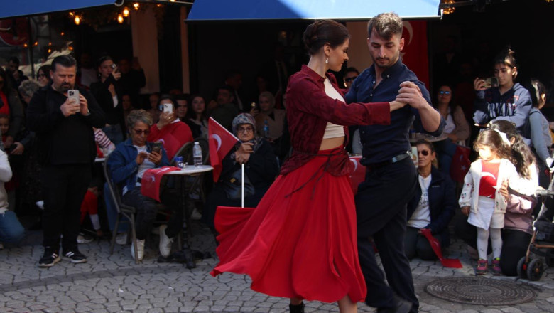 Yalova Kafeler Sokağı’nda Geleneksel ve Modern Dans Bütünleşti