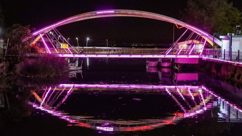 Yalova’da Ak Şemsettin Köprüsü, Meme Kanseri Farkındalığı İçin Pembeye Büründü