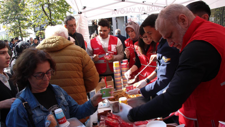 Yalova'da Şehitlerin Ruhu İçin Helva Dağıtıldı