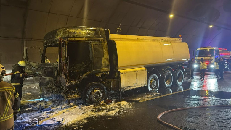 Otoyolda Su Tankeri Alev Aldı: Ölen ya da Yaralanan Yok