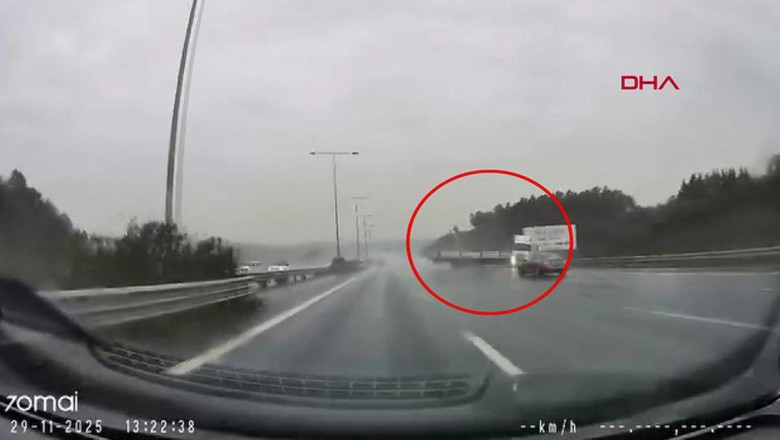 İstanbul’da seyir halindeki TIR şarampole uçtu