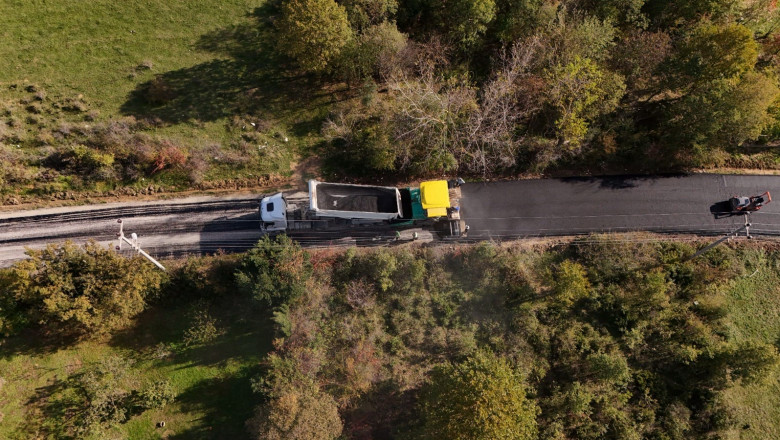 KÖY YOLLARINDA SICAK ASFALT HAMLESİ