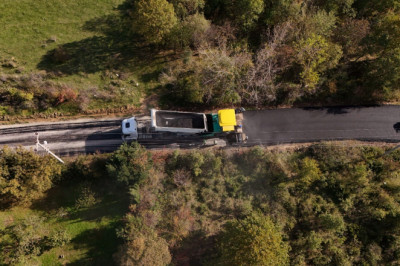 KÖY YOLLARINDA SICAK ASFALT HAMLESİ