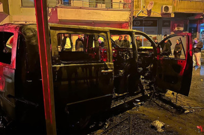 Yalova'da Minibüs Park Edildiği Sırada Alevlere Teslim Oldu