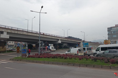 Yalova'da Köprülü Kavşakta Çalışma Nedeniyle Trafik Yoğunluk