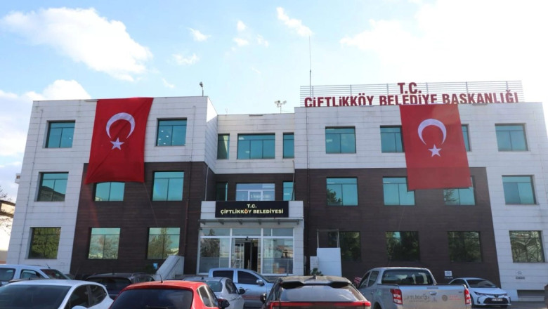 BELEDİYE BİNASI TÜRK BAYRAĞI İLE DONATILDI