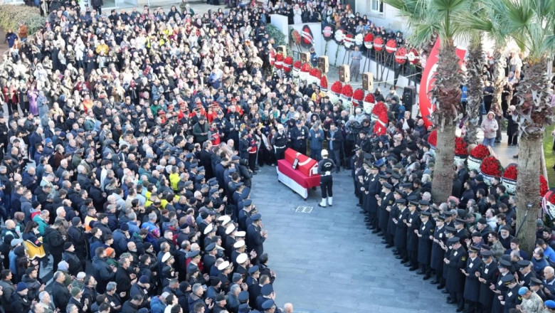 TÜRKİYE ŞEHİTLERİNE AĞLADI