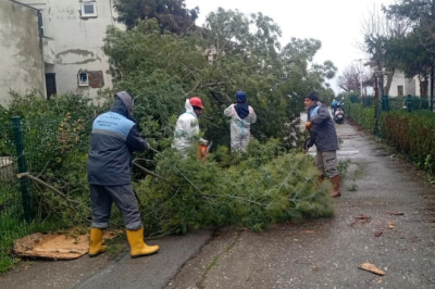 ÇİFTLİKKÖY BELEDİYESİ FIRTINAYA KARŞI TEYAKKUZDA
