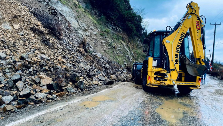 ESENKÖY’DE YOL KAYMASINA ANINDA MÜDAHALE