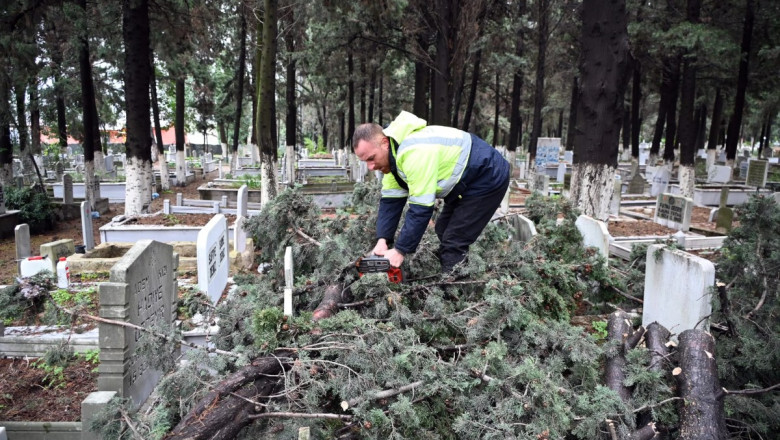 ŞİDDETLİ FIRTINA ŞEHİR MEZARLIĞI’NI DA ETKİLEDİ