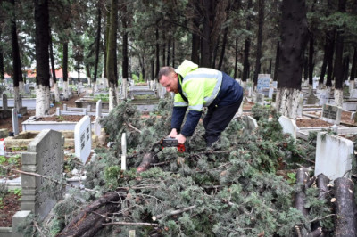 ŞİDDETLİ FIRTINA ŞEHİR MEZARLIĞI’NI DA ETKİLEDİ