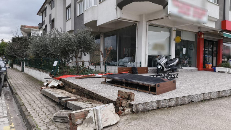 Yalova’da Devrilen Reklam Panosu Günlerdir Kaldırımda