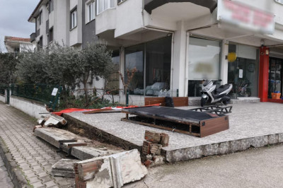 Yalova’da Devrilen Reklam Panosu Günlerdir Kaldırımda