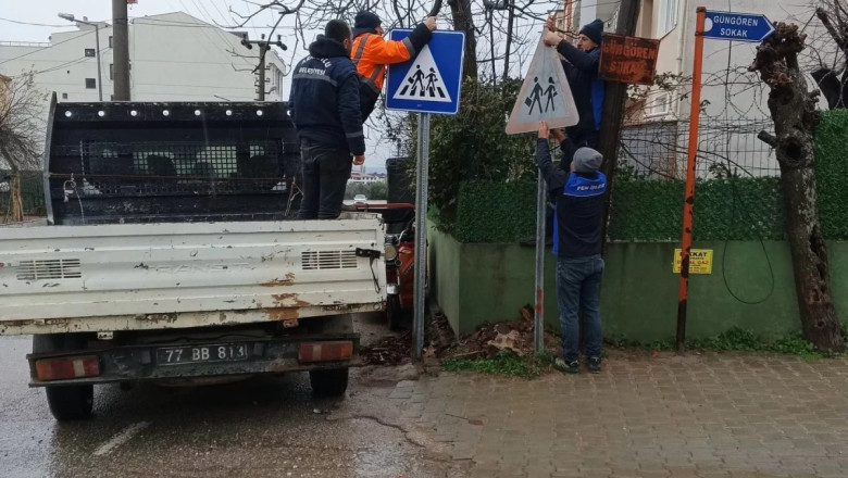 YOL VE TRAFİK TABELALARI YENİLENDİ