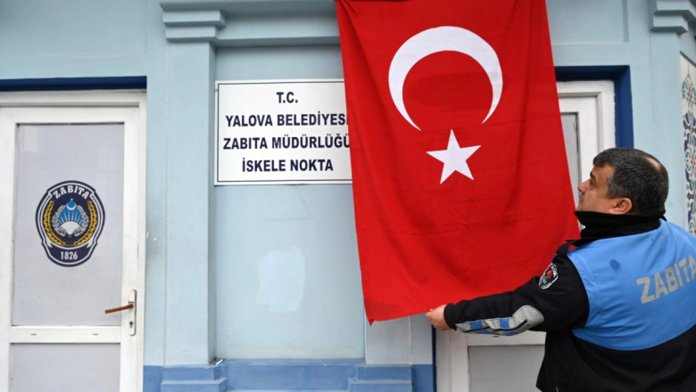 ‘ŞANLI BAYRAĞIMIZI HİÇ KİMSE İNDİREMEZ’