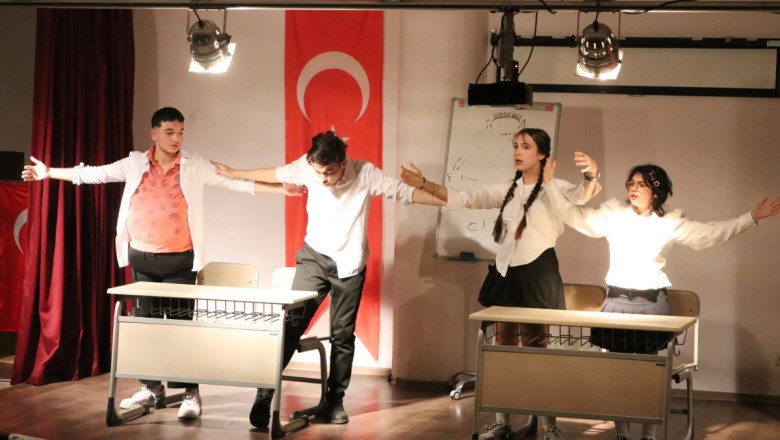 ÇİFTLİKKÖY’DE TİYATRO ŞÖLENİ DEVAM EDİYOR