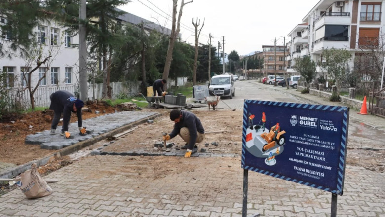 PARKE YOLLAR VE KALDIRIMLAR ONARILIYOR