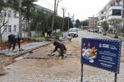 PARKE YOLLAR VE KALDIRIMLAR ONARILIYOR