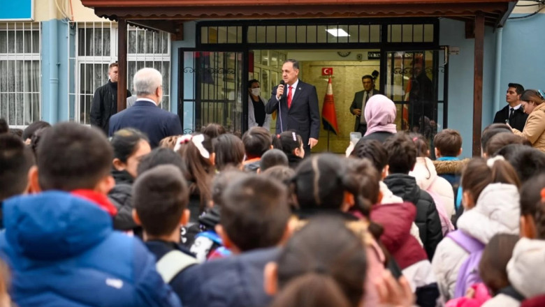 İLKOKUL’DA BAYRAK TÖRENİ