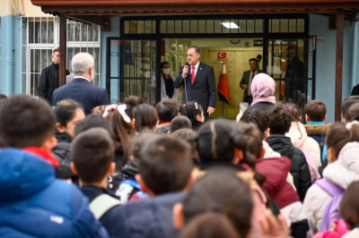 İLKOKUL’DA BAYRAK TÖRENİ