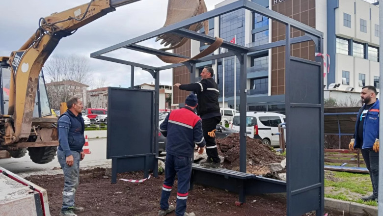 ÇİFTLİKKÖY’DE DURAK YENİLEMELERİ SÜRÜYOR