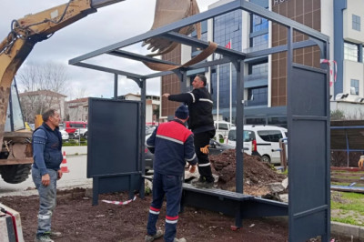 ÇİFTLİKKÖY’DE DURAK YENİLEMELERİ SÜRÜYOR